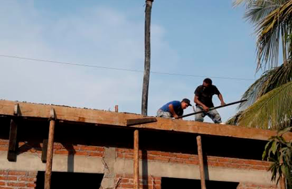 Antorcha beneficia a familias con techos de concreto en comunidades rurales