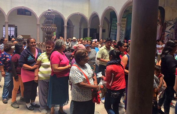 Entrega edil de Yurécuaro despensas a familias pobres después de un año de espera