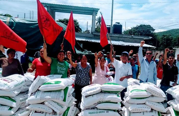 Logra Antorcha fertilizante para 80 campesinos de Mochitlán