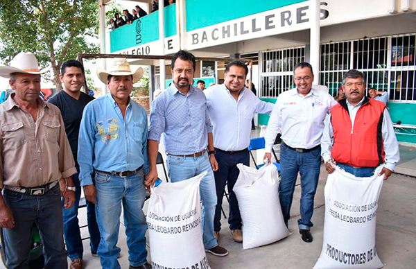 Inicia entrega de apoyos acordados entre Antorcha y Secampo