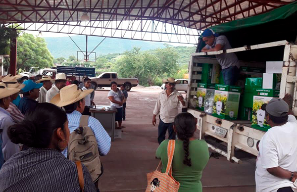 Antorcha entrega apoyos a campesinos de Copalillo