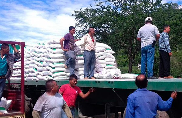 Habitantes de Olinalá gestionan productos agrícolas 