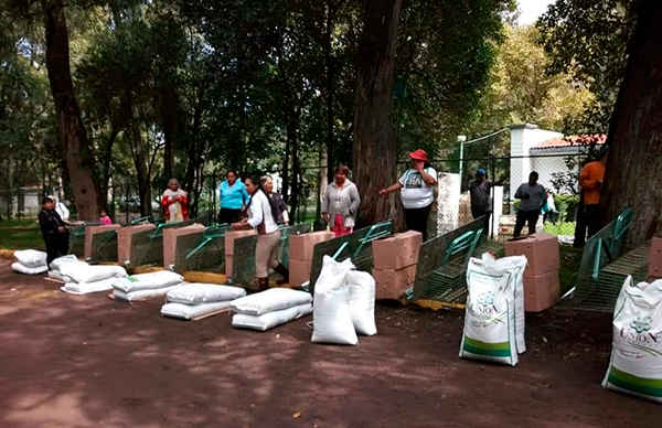 Mujeres beneficiadas con paquetes de gallinas de postura, conejos y huertos familiares   