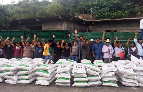 Logra Antorcha más fertilizante para campesinos de La Montaña