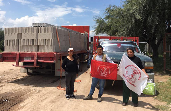 Entrega Antorcha material  para construcción en El Marqués