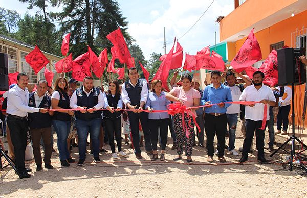 Inaugura Antorcha rehabilitación de calles en Coatepec