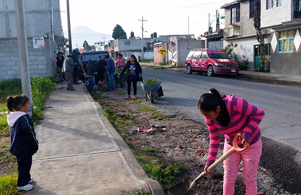 Contribuyen antorchistas a mejorar la imagen urbana de Chiautempan