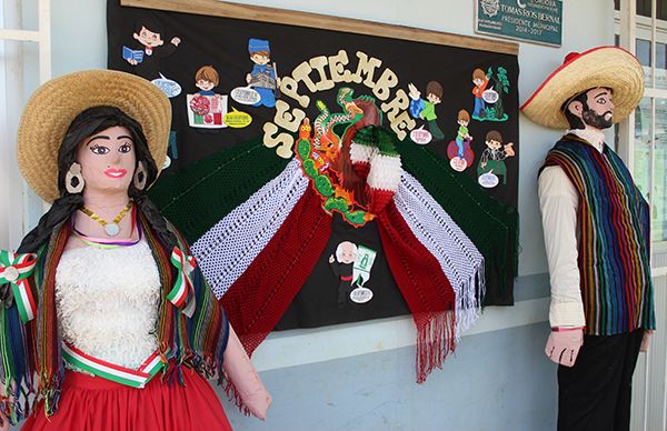 Concursan escuelas antorchistas de Córdoba con arreglos patrios