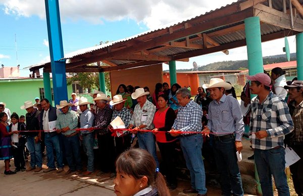 Entrega Antorcha barda en Santa María de Ocotán, Mezquital