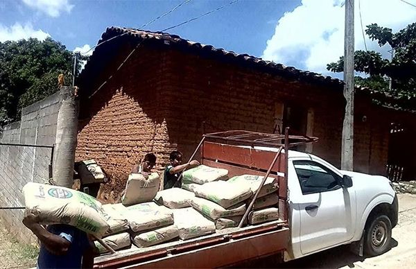 Familias indígenas de Cozoyoapán mejoran sus viviendas, otro logro de Antorcha