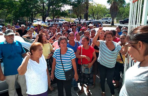 Antorchistas de Cd.Victoria, se manifiestan en COMAPA 