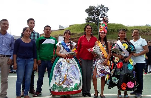 Estudiantes antorchistas realizan concurso de trajes típicos en Xalapa