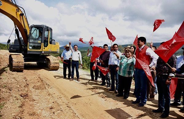 Arranca Hersilia Córdova carretera en el municipio más pequeño de Puebla