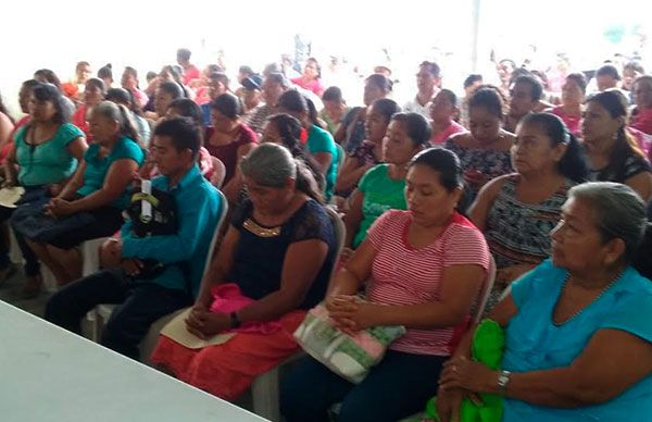 Campesinos de Macuspana reciben pago de empleo temporal