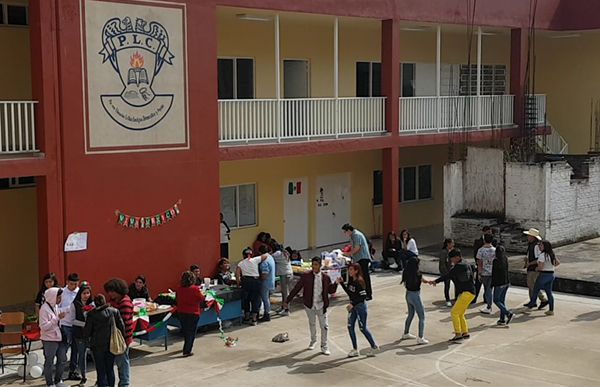 Celebran en preparatoria Lázaro Cárdenas, un aniversario más del día de Independencia