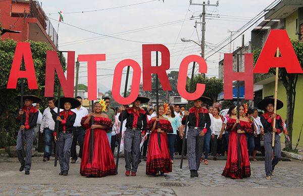 Con desfile cívico conmemoran 208 Aniversario de la Independencia de México