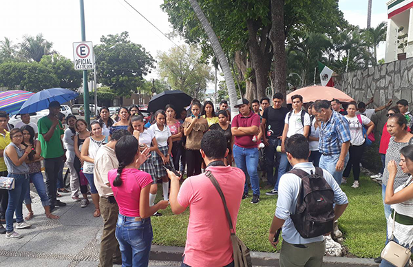 Estudiantes protestan frente a casa de gobierno 