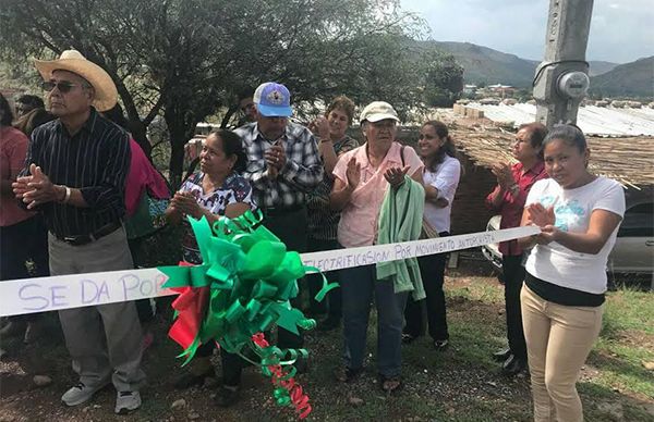 Inauguran antorchistas electrificación en Guadalupana