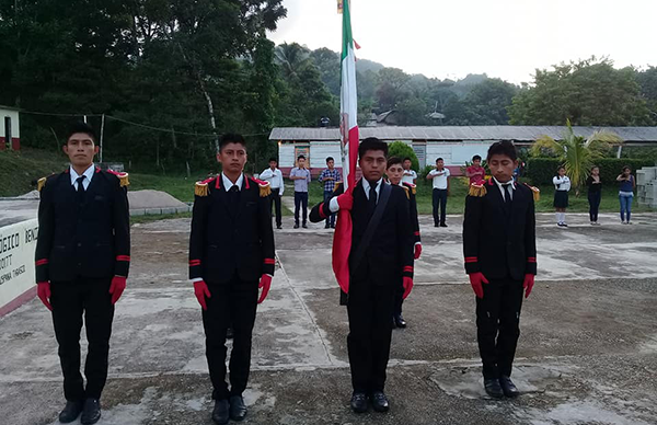 Estudiantes indígenas conmemoran la Independencia de México