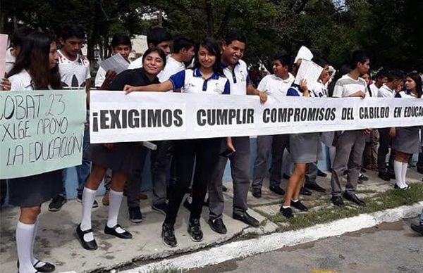 En Jaumave, alumnos y padres de familia se manifiestan ante incumplimiento de edil 