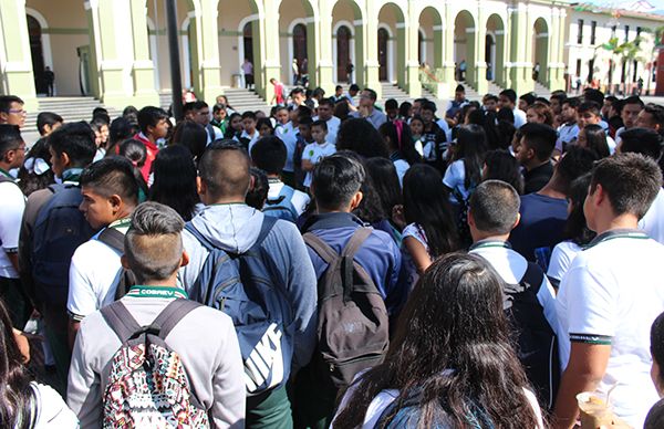 Estudiantes antorchistas se reúnen con autoridades municipales