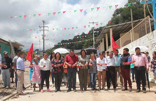 Antorcha lleva obra de pavimentación a Ixhuacán de Los Reyes  