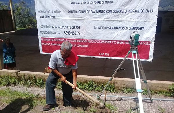 Cuicatecos luchan por progreso; logran pavimentación de calle 