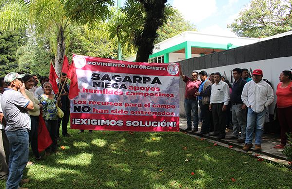 Ante nulos apoyos a campesinos Antorcha instalan plantón en Sagarpa