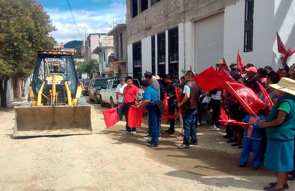 Antorcha gestiona un millón de pesos para pavimentar calles en Tlaxiaco