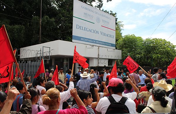  Ante posible desvío de recursos, campesinos instalan plantón en Sedesol