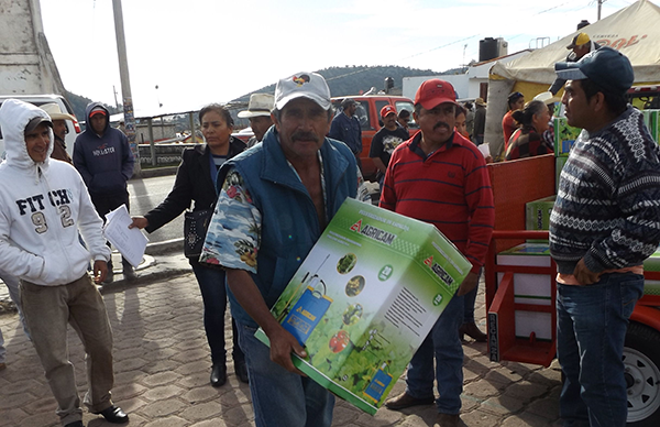 Reciben productores antorchistas fertilizante y equipo de fumigación