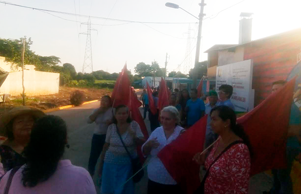 Antorchistas inauguran pavimentación de calle en Playas del Rosario 