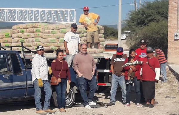 En Jalpa, 40 familias reciben material para losas