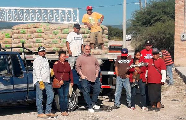 En Jalpa, 40 familias reciben material para losas