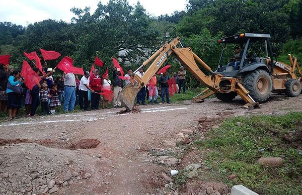 Banderazo a pavimentación en la comunidad de Ayahualtempa