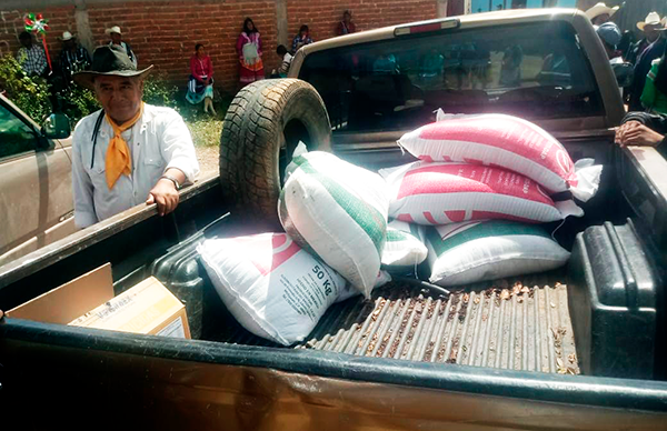 Sigue entrega de apoyos agrícolas en El Mezquital   