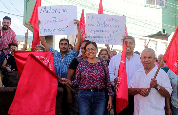 Antorcha da banderazo a pavimentación en colonia 