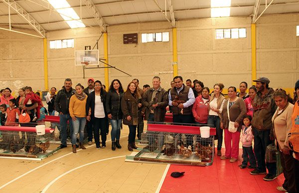 Otorga Gobierno Municipal aves para producción de huevo