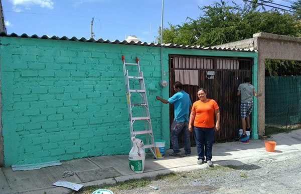 Pintan fachadas de viviendas en el Valle Tequilero