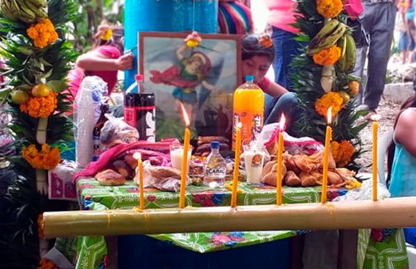 Antorchistas de Tezapotla elaboran altar de muertos