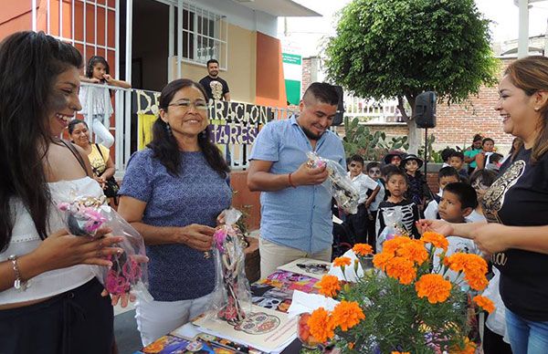 Realizan concurso de ofrendas en la primaria Ignacio Manuel Altamirano  