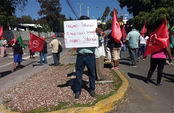 Exigen antorchistas la entrega de material de vivienda