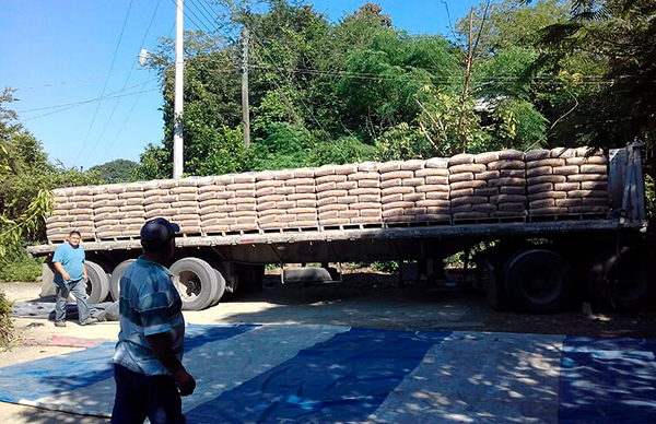 Antorcha entrega apoyo a la vivienda a habitantes de Chapulhuacanito en el municipio de Tamazunchale