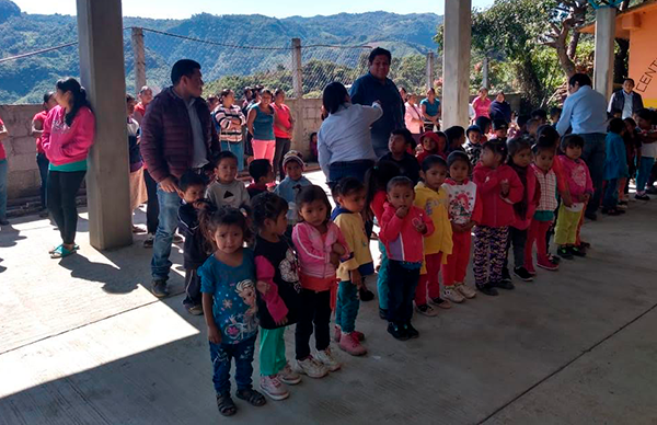 Inaugura Antorcha techumbre en preescolar indígena de Acahuasco