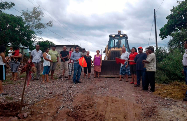 En Jalapa del Marqués, lucha antorchista logra pavimentación