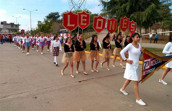 Desfilan escuelas antorchistas en Xalapa