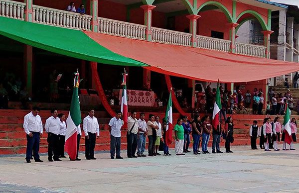  Con paz y tranquilidad transcurrió el desfile conmemorativo a la Revolución Mexicana, San Pedro Ocopetatillo