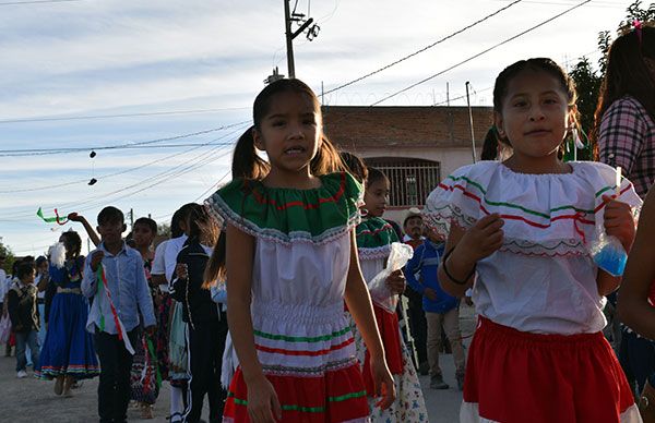 Desfilan escuelas antorchistas por Aniversario de la Revolución Mexicana