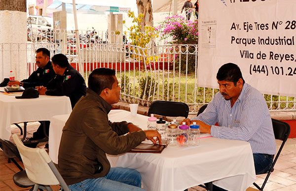 Cientos de mexquitences encuentran empleo en feria del ayuntamiento