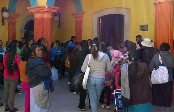 Esperan antorchistas ser atendidos por alcaldesa de Tolimán